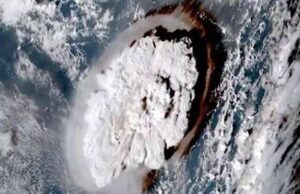 A Tonga erutta vulcano sottomarino, allerta tsunami anche negli Usa A Tonga erutta vulcano sottomarino, allerta tsunami anche negli Usa