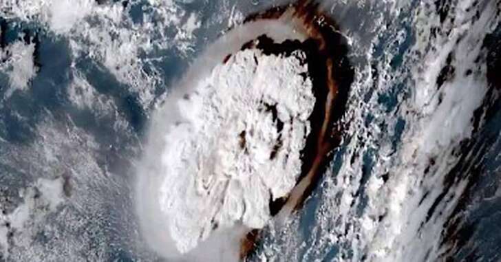 A Tonga erutta vulcano sottomarino, allerta tsunami anche negli Usa