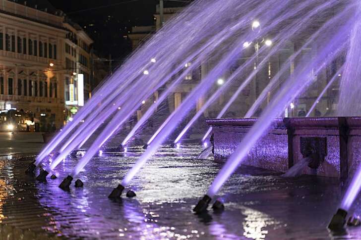 Genova, Lanterna e fontana di De Ferrari in rosa per il Giro d’Italia