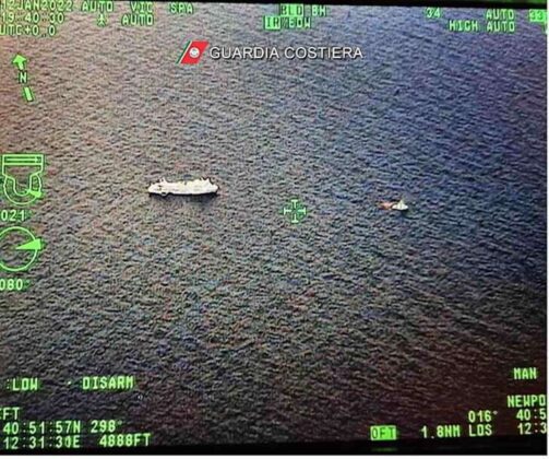 Incendio e avaria al cargo Tirrenia, il soccorso della Guardia Costiera