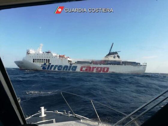 Incendio e avaria al cargo Tirrenia, il soccorso della Guardia Costiera