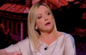 Meloni vs Draghi: niente scuse agli italiani né ammissione errori Mercoledì Giorgia Meloni a Genova, i candidati di FdI