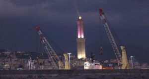 Genova, Lanterna e fontana di De Ferrari in rosa per il Giro d’Italia