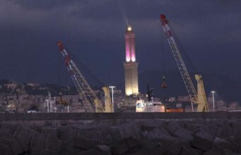 Genova, Lanterna e fontana di De Ferrari in rosa per il Giro d’Italia