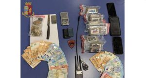 Banda di giovani spacciatori a bordo del taxi per eludere controlli