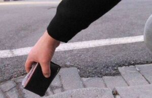 Giovane straniero trova un portafogli e lo consegna alla Polizia Giovane straniero trova un portafogli e lo consegna alla Polizia