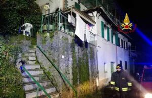 A fuoco casa a Bargagli, VVF salvano anziano A fuoco casa a Bargagli, VVF salvano anziano