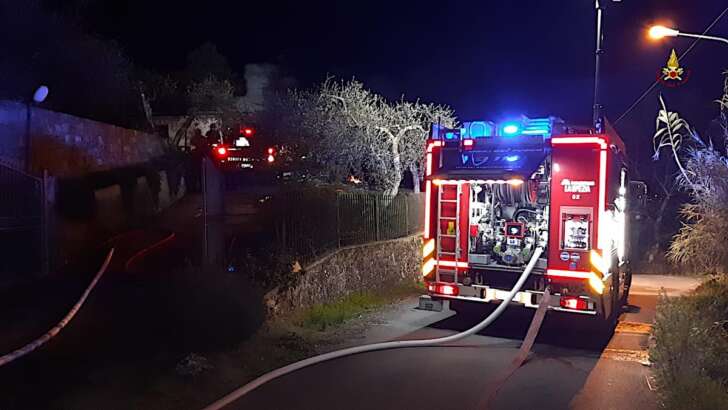 Serralta, a fuoco due auto nella notte: fiamme spente dai VVF