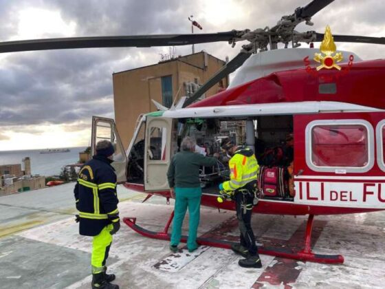 Serra Riccò, cade dal tetto soccorso con l’elicottero: è grave