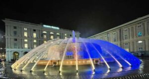 Ucraina, la fontana di De Ferrari si tinge di azzurro e giallo