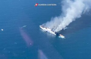 Traghetto Grimaldi in fiamme, nave alla deriva in acque albanesi | Video