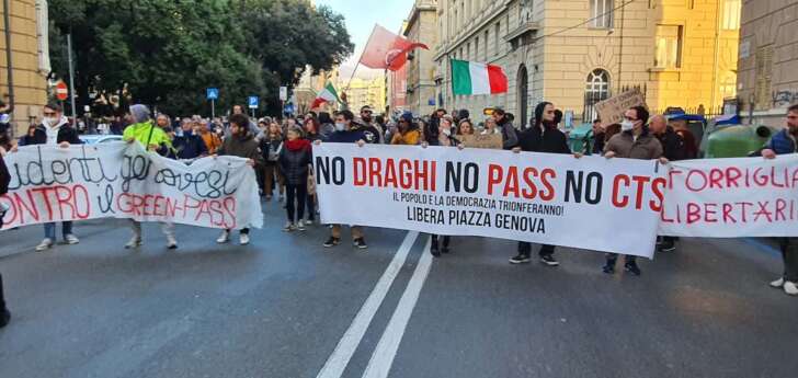 A Genova, studenti e cittadini in piazza contro il green pass