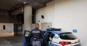 Aveva compiuto dei furti all’interno di un parking sotterraneo e in una parrocchia Nella mattinata di ieri, mercoledì 18 gennaio, personale della Squadra Mobile spezzina ha proceduto all’esecuzione della custodia cautelare in carcere nei confronti di uno straniero di 48 anni. L’uomo, attualmente sottoposto alla misura cautelare dell’obbligo di dimora nel comune della Spezia con obbligo di permanenza notturna, aveva riportato diverse condanne, a vario titolo, soprattutto per reati contro il patrimonio, compresi i cosiddetti reati predatori. Lo stesso infatti si era reso protagonista di furti all’interno del parking sotterraneo della stazione della Spezia centrale e all’interno della parrocchia Santa Maria Goretti a Valdellora mediante effrazione della porta di ingresso. In entrambi i casi era stato riconosciuto tramite i filmati degli impianti di videosorveglianza presenti in entrambe le strutture. La locale Procura della Repubblica ha quindi emesso un provvedimento di unificazione delle pene concorrenti, dando così modo al personale della Squadra Mobile spezzina di procedere all’arresto dello straniero che è stato associato presso la locale Casa Circondariale. L’uomo dovrà scontare una pena determinata in: 4 anni, 5 mesi, 23 giorni di reclusione e 2 mesi e 20 giorni di arresto oltre al pagamento di 1.333,00 euro di multa.
