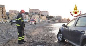 Sturla, la marea sale e blocca auto parcheggiata in spiaggia
