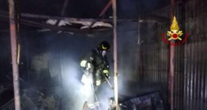 Incendio in vico Croce Bianca nel Centro storico, VVF spengono incendio