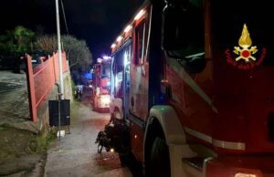 Castellaro, a fuoco villetta: due famiglie evacuate Castellaro, a fuoco villetta: due famiglie evacuate