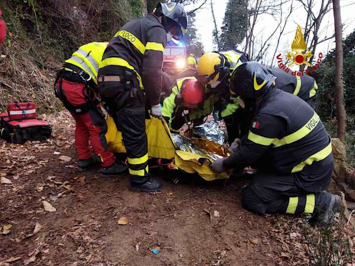 Taglia la legna e si ferisce alla testa, soccorso con l’elicottero