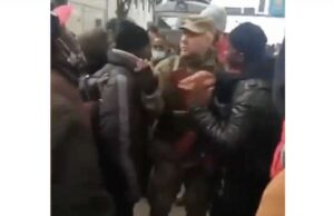 Neri in fuga dalla guerra rifiutati sui treni dagli ucraini Neri in fuga dalla guerra rifiutati sui treni dagli ucraini