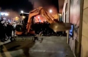 Manifestazioni in tutta la Corsica: è guerriglia, usate le molotov Manifestazioni in tutta la Corsica, a Bastia è guerriglia: usate le molotov