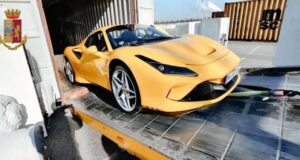 La Polizia recupera due auto di lusso rubate, pronte per l’Africa