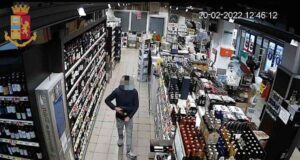 Italiano 27enne ruba nei supermercati, denunciato dalla Polizia