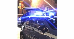 Poliziotti intervengono per una lite, ma africano li aggredisce
