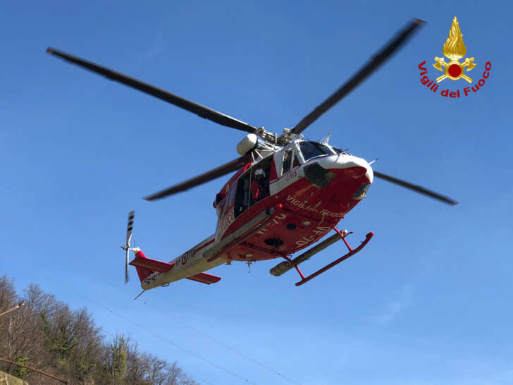 Cade da una fascia a Serra Riccò, soccorso con l’elicottero VVF