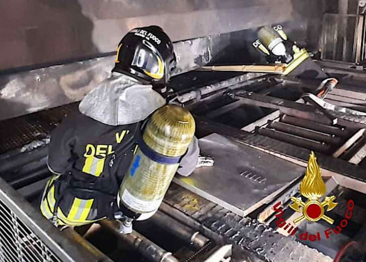 A fuoco forno industriale a Bolzaneto, VVF sul posto
