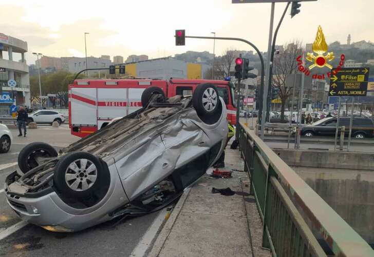 Incidente tra due auto sul Polcevera, auto di cappotta