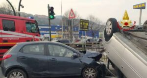 Incidente tra due auto sul Polcevera, auto di cappotta