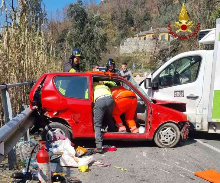 Incidente tra Recco e Uscio, auto contro furgone: donna ferita