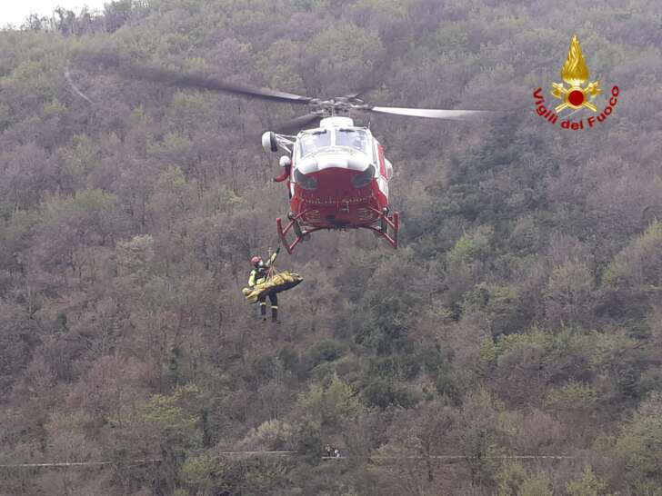 Ciclista cade, soccorso con l’elicottero VVF