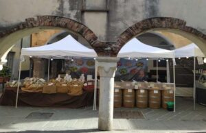 Chiavari, il mercatino agroalimentare in via Rivarola