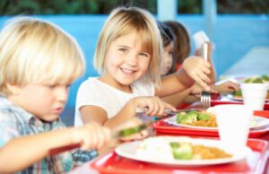 Bambini ucraini nelle scuole di Recco, garantito il servizio mensa