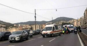 Incidente in corso Gastaldi, auto e moto coinvolte: ambulanze sul posto