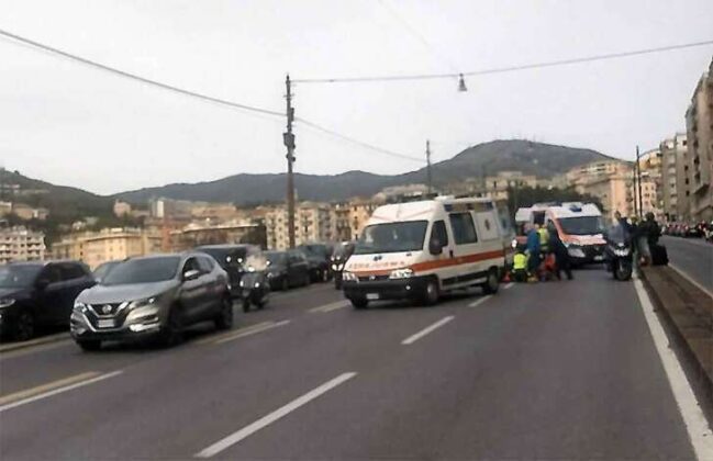 Incidente in corso Gastaldi, auto e moto coinvolte: ambulanze sul posto