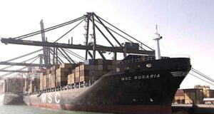 Marittimo cade in acqua da una portacontainer in rada a Genova