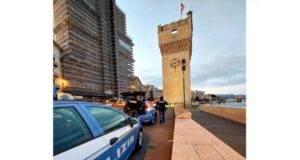 Brandisce bastone sul lungomare di Savona, 47enne denunciato