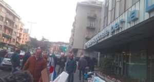 Presidio sotto la sede Rai di corso Europa, diversi striscioni appesi
