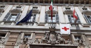 La bandiera della Croce Rossa a Palazzo Tursi