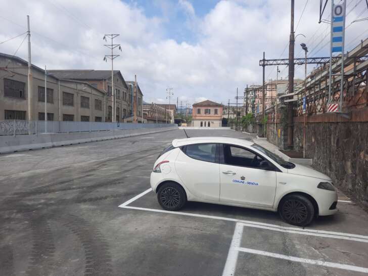 Parcheggio in piazza Facchini a Genova Certosa