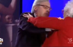 Fascista fascista fascista! Rissa ieri sera al Costanzo show tra Sgarbi e Mughini Fascista fascista fascista! Rissa ieri sera al Costanzo show tra Sgarbi e Mughini