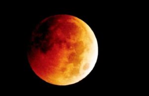 Luna rossa 2022. Eclissi totale, gli orari e come vederla