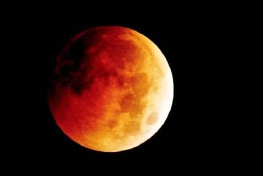 Luna rossa 2022. Eclissi totale, gli orari e come vederla