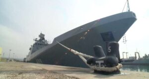 La fregata russa Ammiraglio Makarov nel Mar Nero colpita da un missile