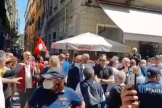 Ministro Speranza pesantemente contestato alla Spezia | Video Ministro Speranza pesantemente contestato alla Spezia