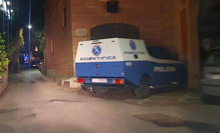 Donna uccisa a coltellate a Genova Quinto, Polizia sul posto