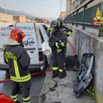 Fiamme su furgone abbandonato in via Perlasca