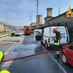 Fiamme su furgone abbandonato in via Perlasca