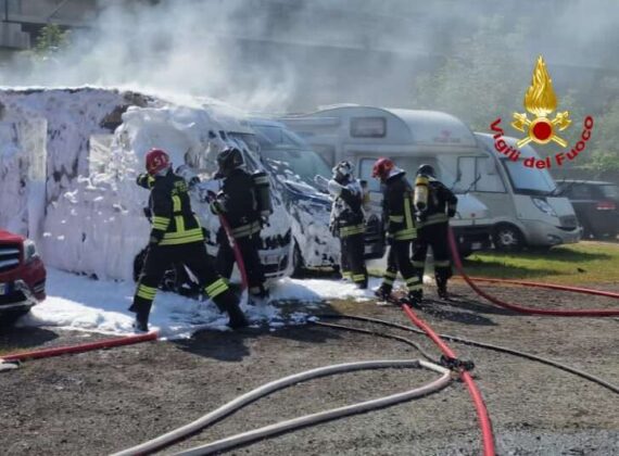 A fuoco camper parcheggiato a Sestri Levante, fiamme spente dai VVF